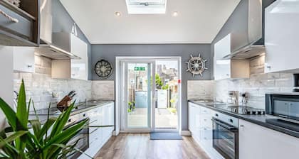 Stunning house close to the stadium + Hot tub!