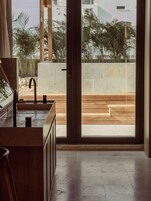 シグネチャー スイート テラス | 高級寝具、羽毛の掛け布団、ミニバー、セーフティボックス (室内)