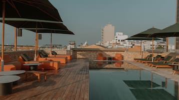 2 outdoor pools, open 9:00 AM to 6:00 PM, free pool cabanas