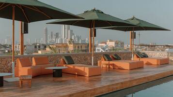 2 utomhuspooler, öppet 09.00 till 18.00, gratis cabanor och parasoller