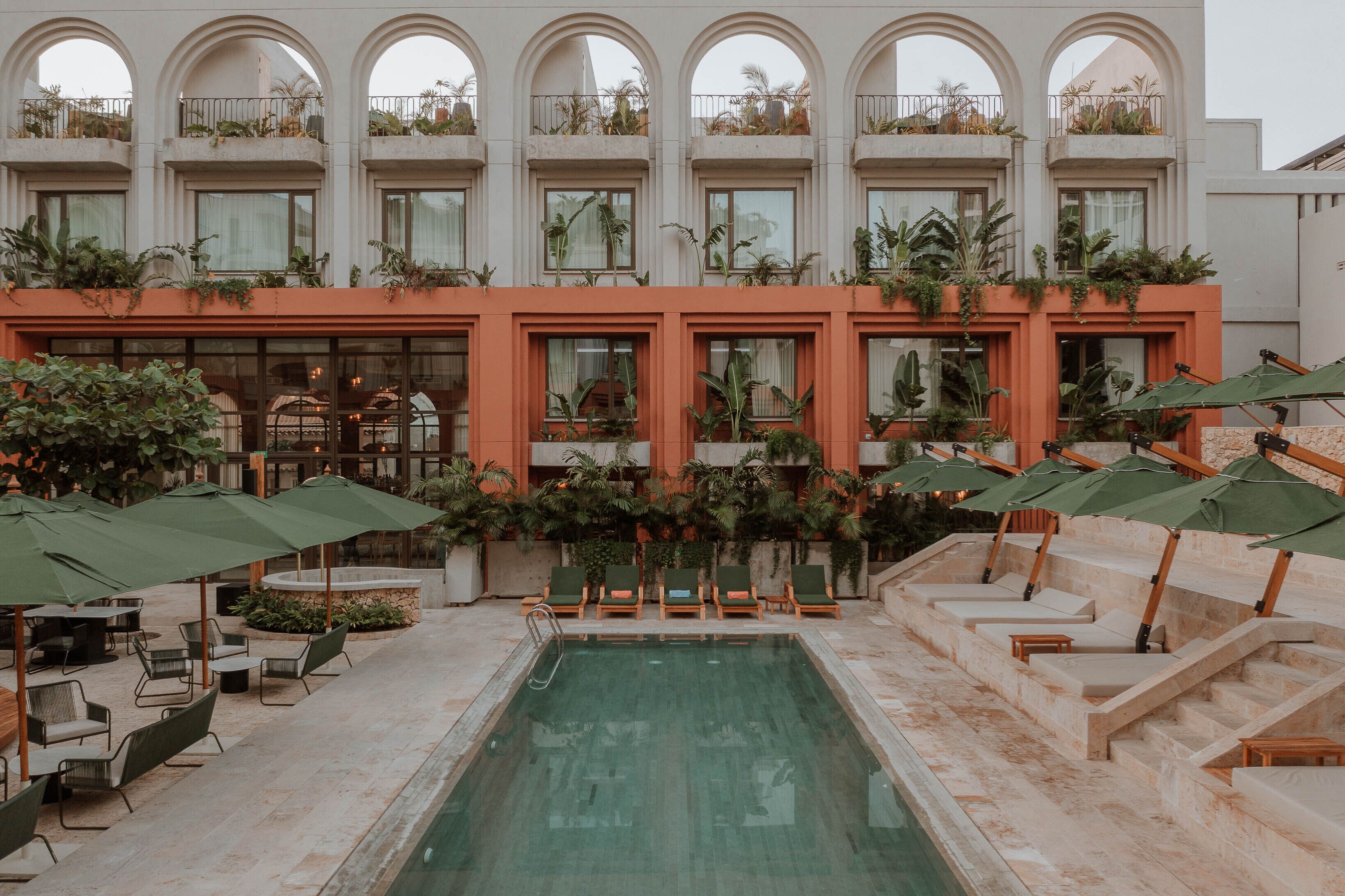 2 つの屋外プール、営業時間 9:00 ～ 18:00、カバナ (無料)、プール パラソル