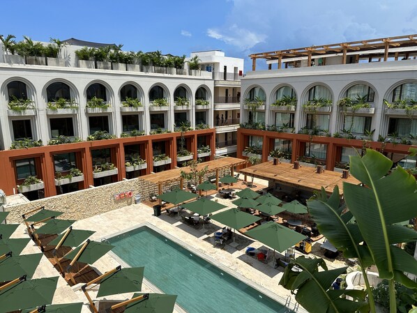 2 piscines extérieures, cabanons gratuits, parasols de plage