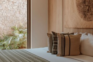 Junior suite, terras | Luxe beddengoed, donsdekens, een minibar, een kluis op de kamer