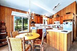 Fridge, microwave, oven, stovetop - Oma and Opa's Haus #3403 (Estes Park)