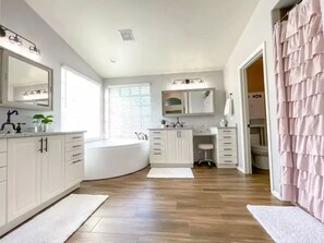 تجهيزات دش، مجففات شعر، مناشف، صابون