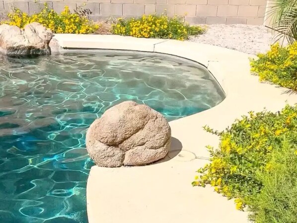 Una piscina al aire libre, una piscina climatizada