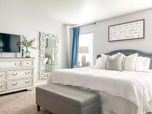 5 chambres, bureau, fer et planche à repasser, lit parapluie