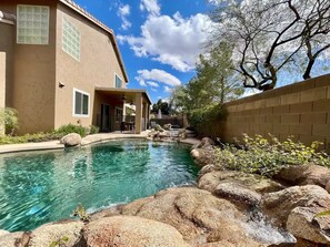 Utomhuspool och uppvärmd pool