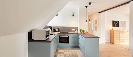 Kühlschrank, Mikrowelle, Ofen, Geschirrspüler