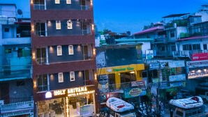 A hotel with a sign reading "HOLY SHRIVANA HOTEL & RESTAURANT". - Holy Shivana Boutique Hotel Rishikesh (Narendranagar)