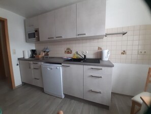 Køleskab, mikrobølgeovn, kogeplade, opvaskemaskine