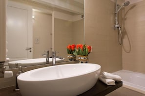 Een douche, een haardroger, een bidet, handdoeken