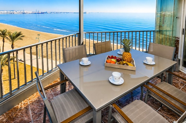 Outdoor dining - BELL PINEDA (La Pineda)