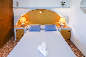 2 bedrooms, iron/ironing board, free WiFi, bed sheets