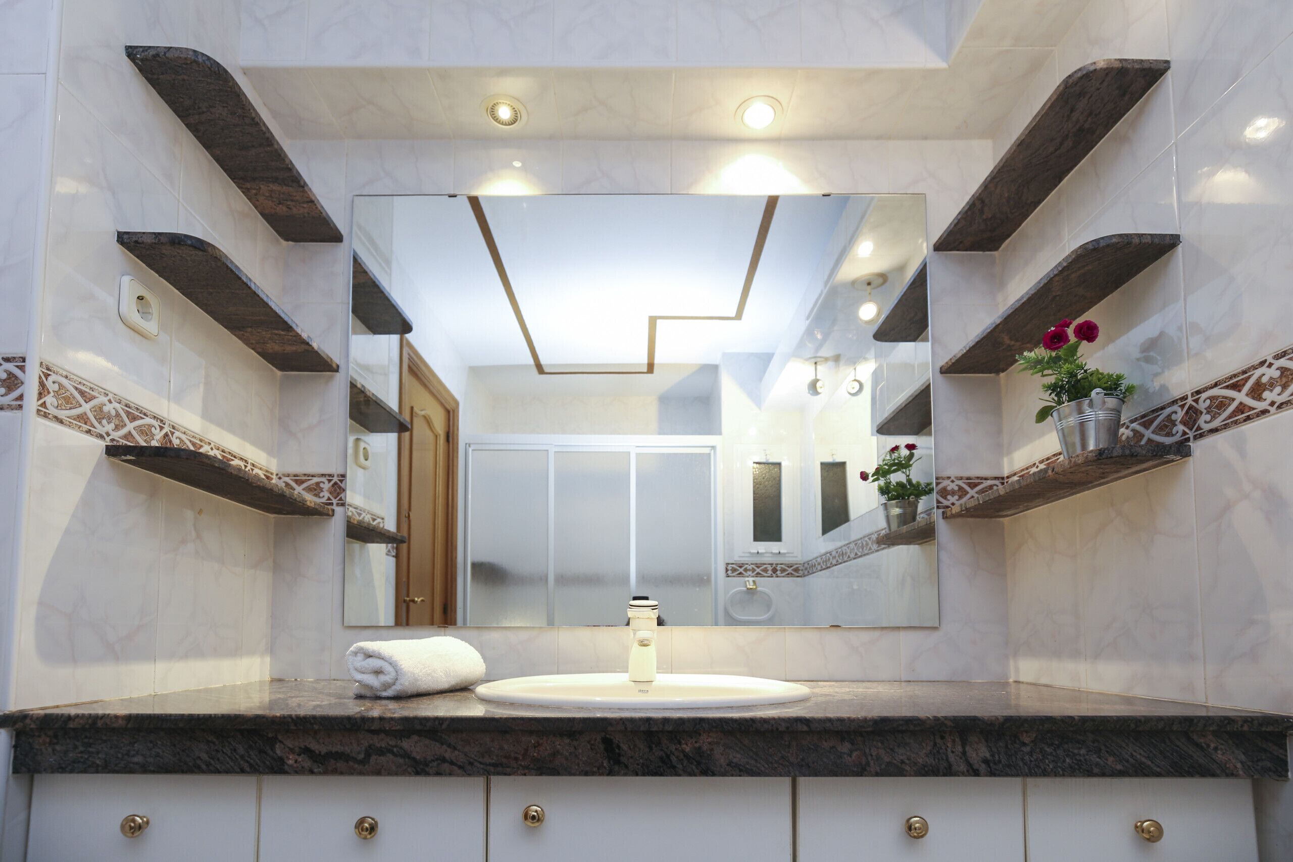 Bathtub, towels