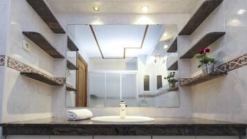 Bathtub, towels