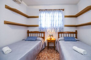 2 bedrooms, iron/ironing board, free WiFi, bed sheets - BELL PINEDA (La Pineda)