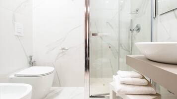 Exclusive-Zimmer, eigener Pool, Stadtblick | Badezimmer | Badewanne und Dusche (separat), Whirlpool, kostenlose Toilettenartikel