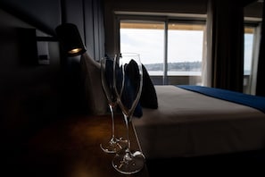 Egyptian cotton sheets, premium bedding, down comforters - Imperatrice Suites (Naples)