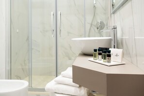 Separate bathtub and shower, jetted bath, free toiletries, hair dryer
