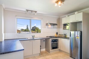 Kühlschrank, Mikrowelle, Toaster, Kochgeschirr/Geschirr/Besteck