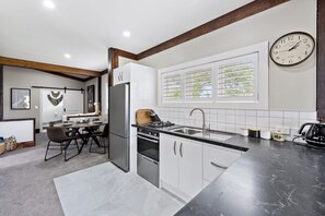 Refrigerador, lavavajillas, tostadora y utensilios de cocina 