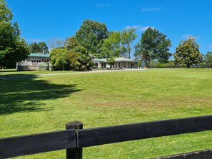 Property grounds - The Olde Store - Hunua Holiday Home (Hunua)