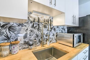 Fridge, microwave, stovetop, dishwasher - Anchorage Home, Minutes From Downtown! (Anchorage)