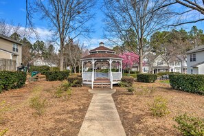 Property grounds - Chic Charlotte Townhome w/ Community Pool (Charlotte)