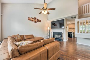 TV, fireplace - Chic Charlotte Townhome w/ Community Pool (Charlotte)