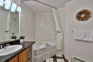 Combined shower/tub, jetted tub, hair dryer, towels - The Birch Ridge: English Gentleman's Room #9 - King Suite in Killington, Vermont. Hot Tub. (Killington)