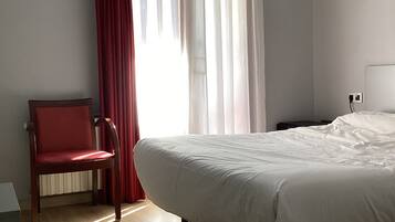 1 soverom, safe på rommet, skrivebord og sengetøy