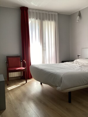 1 makuuhuone, tallelokero huoneessa, työpöytä, vuodevaatteet