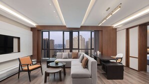 Suite, 1 Katil Raja (King), Non Smoking | Peti besi dalam bilik, cadar katil 