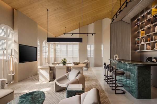 Minibar, caja fuerte, escritorio y cortinas opacas