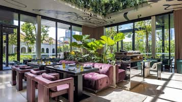 Petit déjeuner buffet (45.56 SGD par personne)