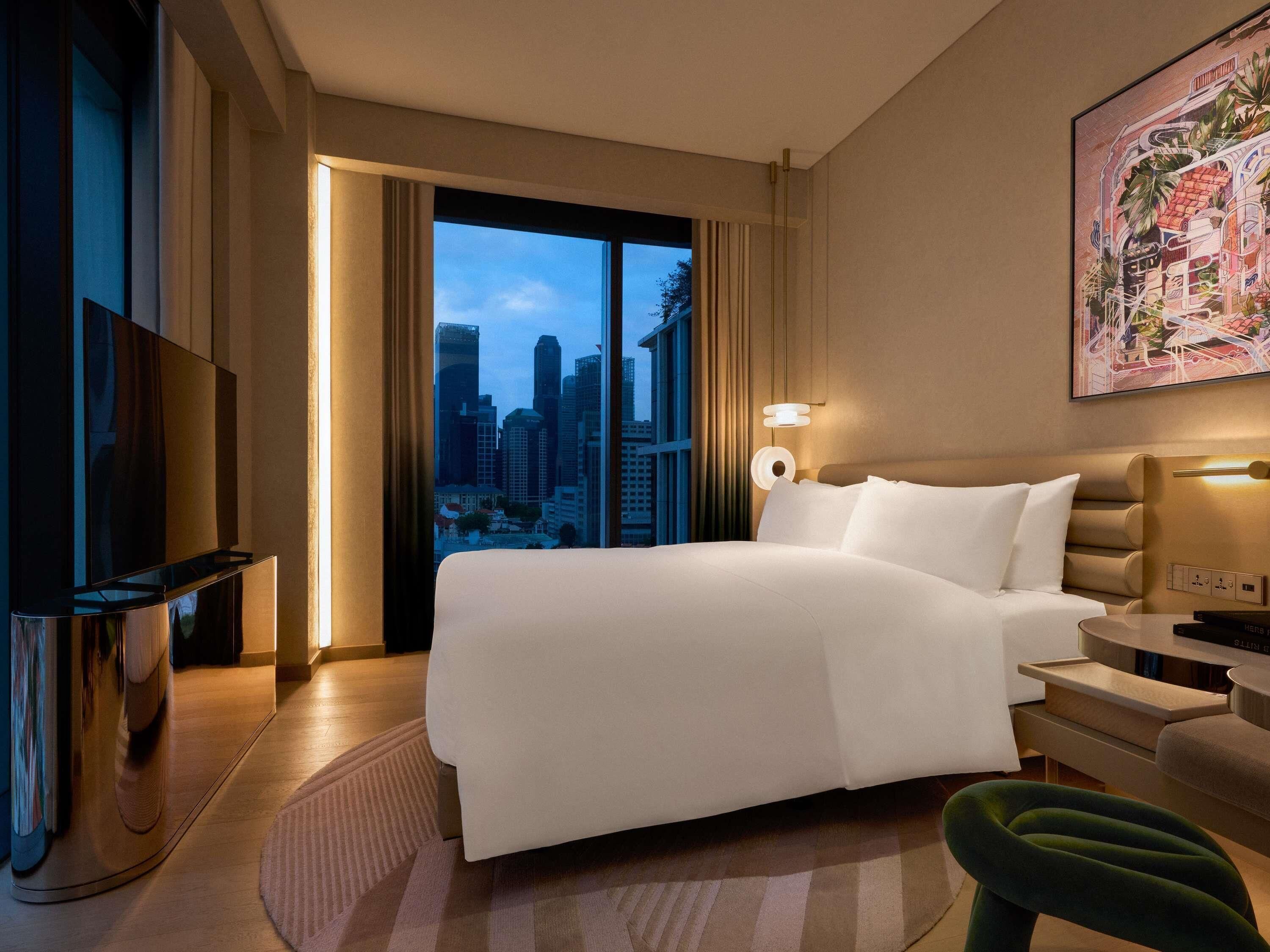 Signature Corner | Minibar, in-room safe, desk, blackout curtains