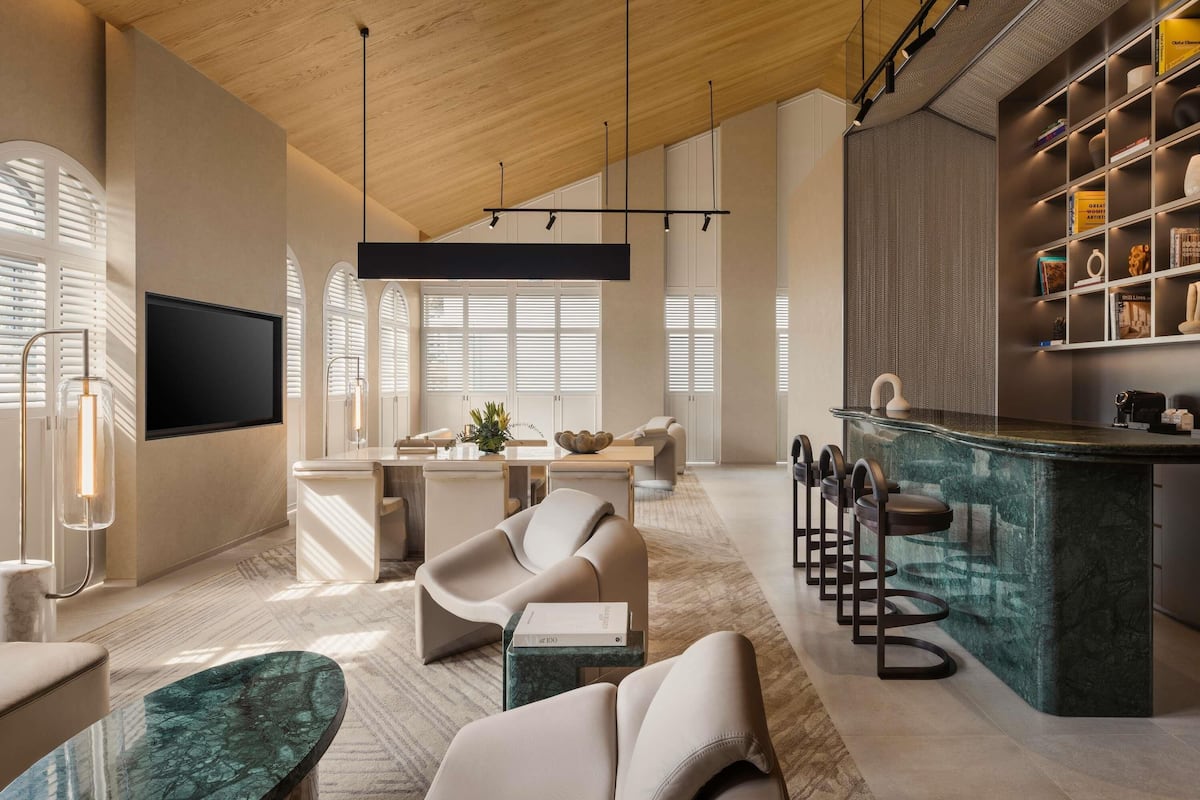 Een moderne woonkamer met houten plafond, een flatscreen televisie, een eethoek en een keuken met een marmeren aanrecht.
