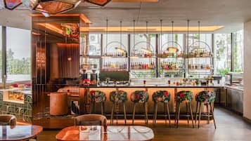 4 restaurants, breakfast served