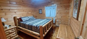 3 bedrooms, WiFi, bed sheets - Bobcat's Den - Dog Friendly - Sleeps up to 8 (Moravia)