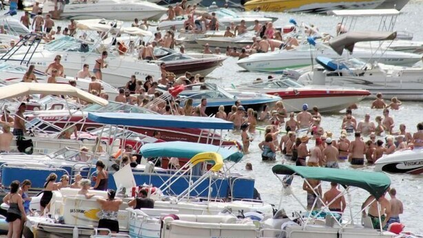 A marina crowded with boats and people. - Pheasant - Dog-Friendly - Sleeps up to Four (Moravia)