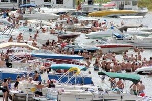 Un puerto deportivo lleno de barcos y gente.
