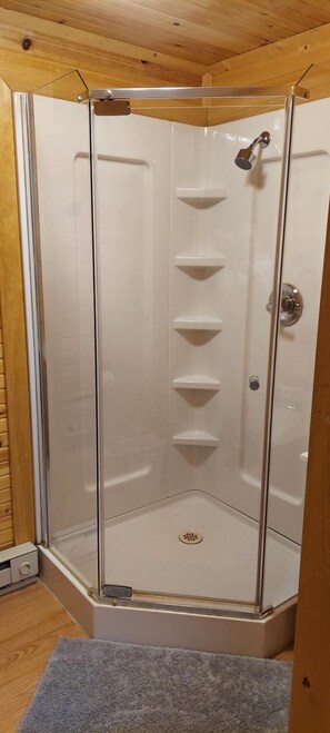 Shower, towels - Yellow Lab - Sleeps up to Three Adults (Moravia)