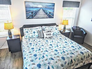 2 soverom, skrivebord, strykejern/-brett og reiseseng for barn