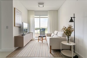 32-inch LCD TV with digital channels, TV - Cannes Club by Viva - Residence a 200m da praia | Ingleses do Rio Vermelho (Florianópolis)