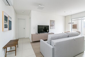 32-inch LCD TV with digital channels, TV - Cannes Club by Viva - Residence a 200m da praia | Ingleses do Rio Vermelho (Florianópolis)