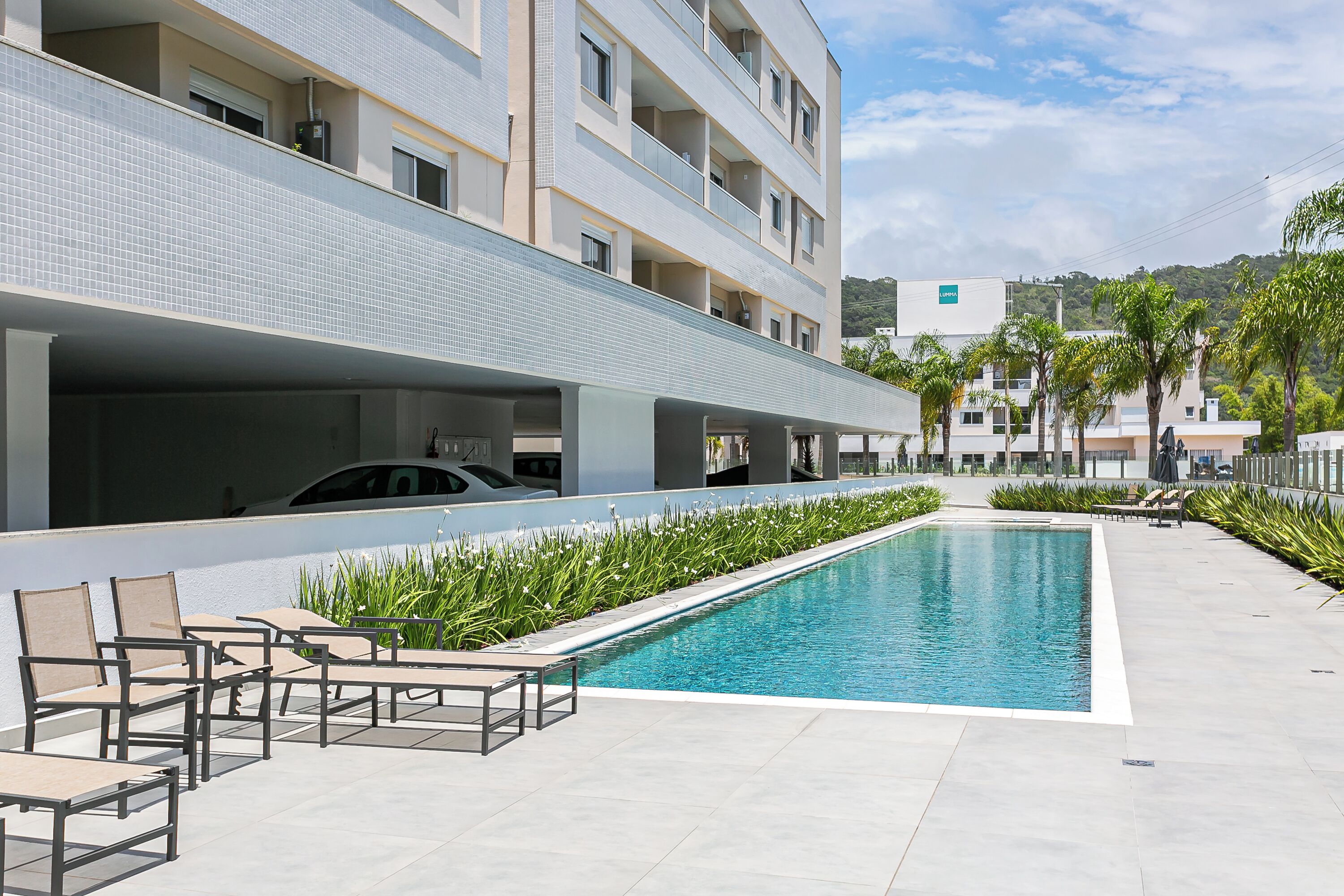 Una piscina al aire libre
