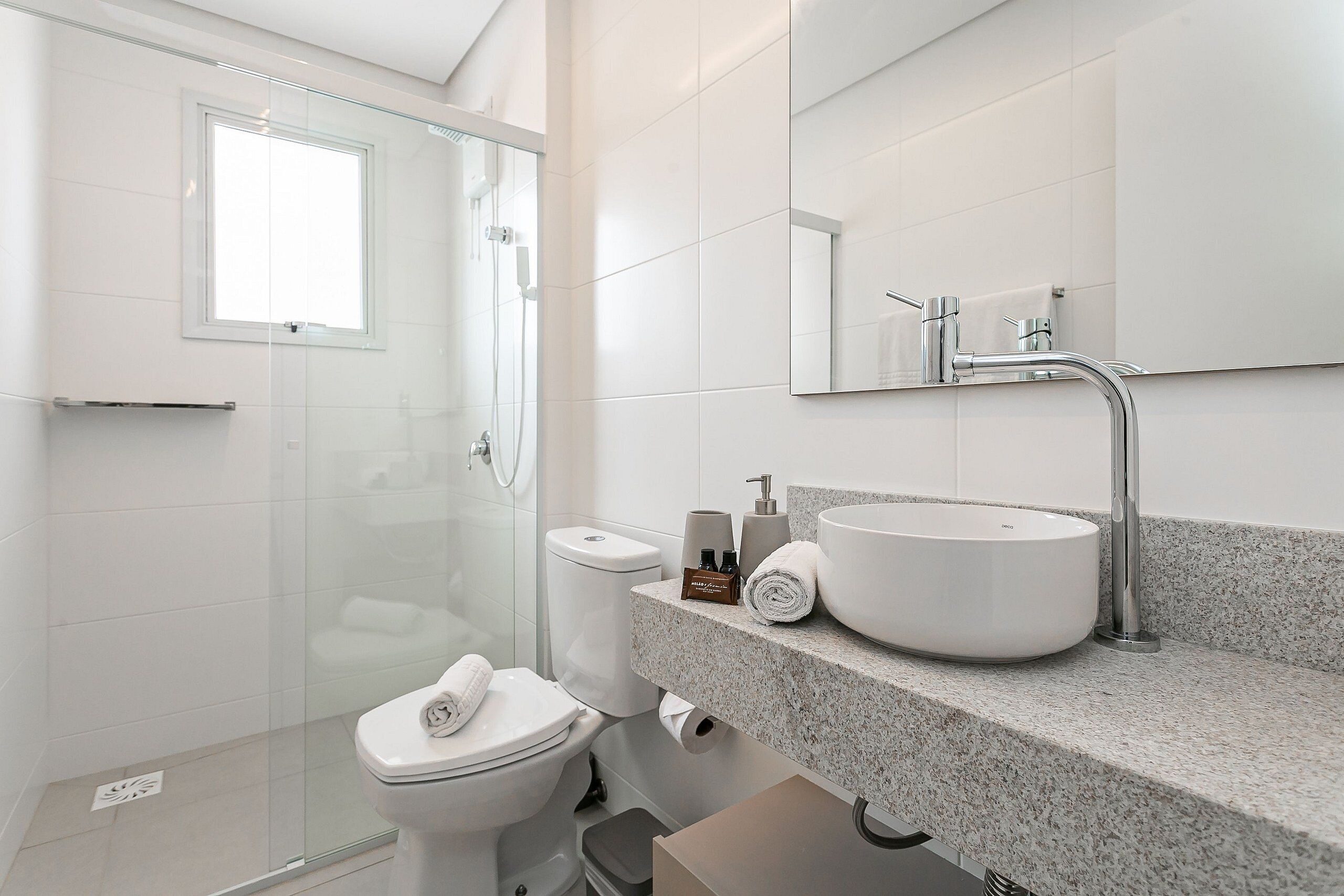 City Apartment | Bathroom | Shower, hair dryer, towels