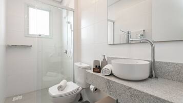 City Apartment | Bathroom | Shower, hair dryer, towels