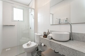 City Apartment | Bathroom | Shower, hair dryer, towels